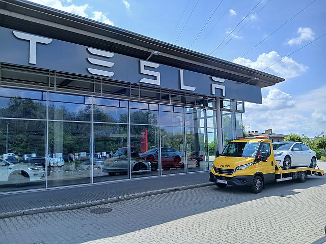 Nawet Tesle się psują – profesjonalna pomoc drogowa dla aut elektrycznych