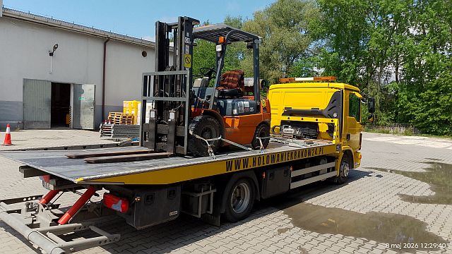 Transport wózka widłowego – bezpieczny przewóz sprzętu magazynowego