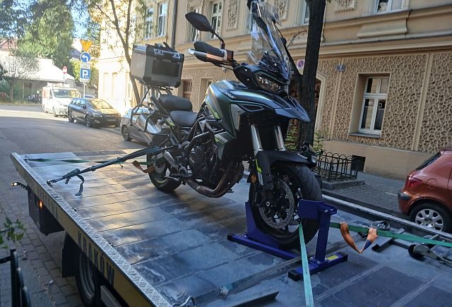 Transport i holowanie motocykla na lawecie – sprawna realizacja