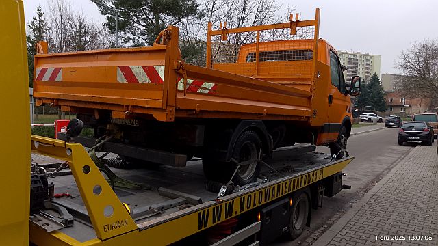 Transport samochodu dostawczego na lawecie – bezpieczny przewóz aut użytkowych